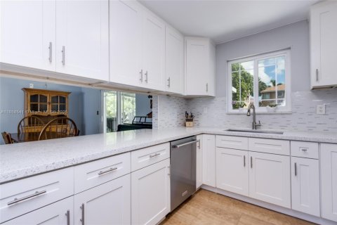 House in Plantation, Florida 3 bedrooms, 136.75 sq.m. № 1886518 - photo 5