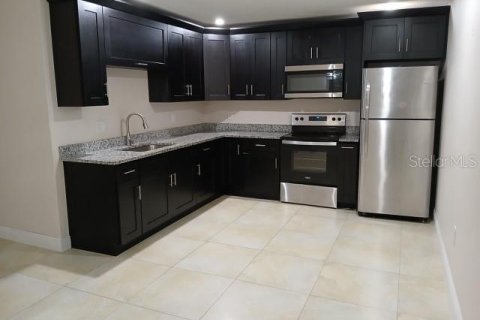 House in Orlando, Florida 2 bedrooms, 83.61 sq.m. № 1915891 - photo 2