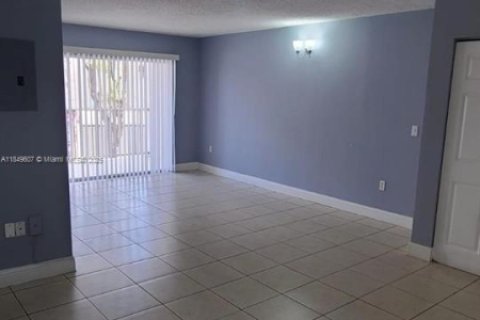Condominio en alquiler en Miami, Florida, 2 dormitorios, 81.48 m2 № 1852139 - foto 2