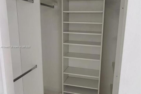 Condominio en alquiler en Miami, Florida, 2 dormitorios, 81.48 m2 № 1852139 - foto 9