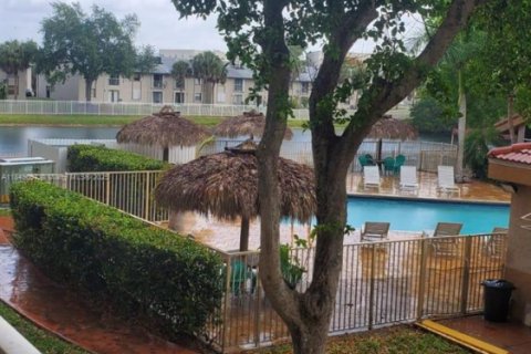 Condominio en alquiler en Miami, Florida, 2 dormitorios, 81.48 m2 № 1852139 - foto 14