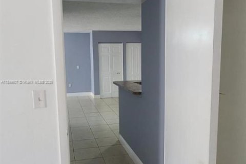 Condominio en alquiler en Miami, Florida, 2 dormitorios, 81.48 m2 № 1852139 - foto 11