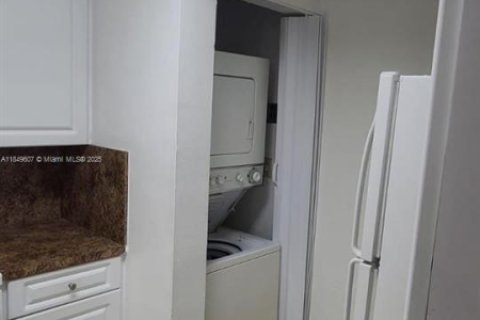 Condominio en alquiler en Miami, Florida, 2 dormitorios, 81.48 m2 № 1852139 - foto 10