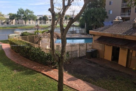 Condominio en alquiler en Miami, Florida, 2 dormitorios, 81.48 m2 № 1852139 - foto 13
