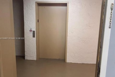 Condominio en alquiler en Miami, Florida, 2 dormitorios, 81.48 m2 № 1852139 - foto 12