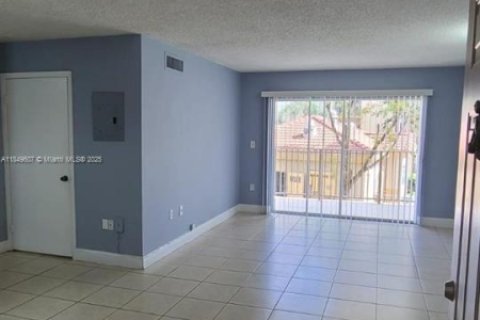 Condominio en alquiler en Miami, Florida, 2 dormitorios, 81.48 m2 № 1852139 - foto 1