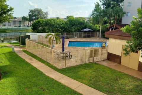 Condominio en alquiler en Miami, Florida, 2 dormitorios, 81.48 m2 № 1852139 - foto 18