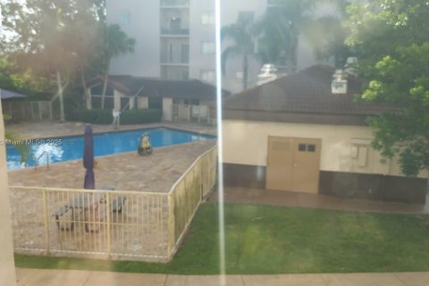 Condominio en alquiler en Miami, Florida, 2 dormitorios, 81.48 m2 № 1852139 - foto 17