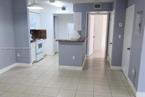 Condominio en alquiler en Miami, Florida, 2 dormitorios, 81.48 m2 № 1852139 - foto 4