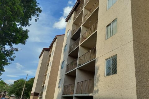 Condominio en alquiler en Miami, Florida, 2 dormitorios, 81.48 m2 № 1852139 - foto 15