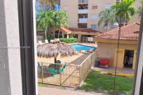 Condominio en alquiler en Miami, Florida, 2 dormitorios, 81.48 m2 № 1852139 - foto 7