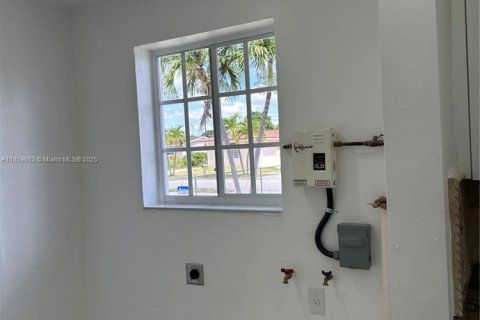 Casa en venta en Hialeah, Florida, 5 dormitorios, 200.58 m2 № 1888131 - foto 22