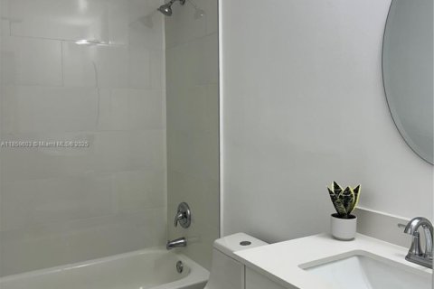 Casa en venta en Hialeah, Florida, 5 dormitorios, 200.58 m2 № 1888131 - foto 13
