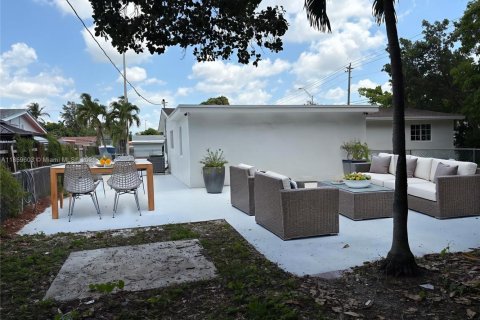 Casa en venta en Hialeah, Florida, 5 dormitorios, 200.58 m2 № 1888131 - foto 25