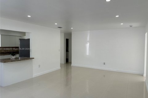 Casa en venta en Hialeah, Florida, 5 dormitorios, 200.58 m2 № 1888131 - foto 7