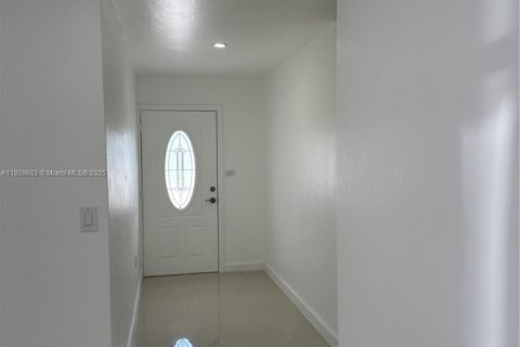 Casa en venta en Hialeah, Florida, 5 dormitorios, 200.58 m2 № 1888131 - foto 3
