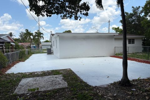 Casa en venta en Hialeah, Florida, 5 dormitorios, 200.58 m2 № 1888131 - foto 24