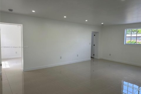 Casa en venta en Hialeah, Florida, 5 dormitorios, 200.58 m2 № 1888131 - foto 6