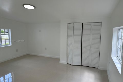 Casa en venta en Hialeah, Florida, 5 dormitorios, 200.58 m2 № 1888131 - foto 21