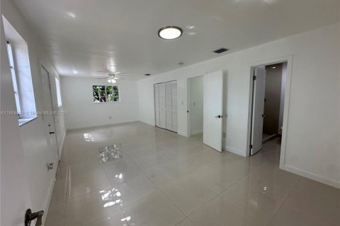 Casa en venta en Hialeah, Florida, 5 dormitorios, 200.58 m2 № 1888131 - foto 19