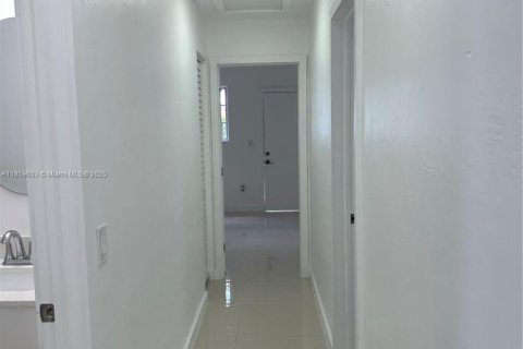 Casa en venta en Hialeah, Florida, 5 dormitorios, 200.58 m2 № 1888131 - foto 10