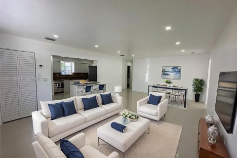Casa en venta en Hialeah, Florida, 5 dormitorios, 200.58 m2 № 1888131 - foto 4