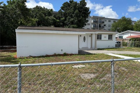 Casa en venta en Hialeah, Florida, 5 dormitorios, 200.58 m2 № 1888131 - foto 2
