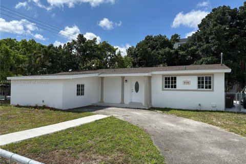 Casa en venta en Hialeah, Florida, 5 dormitorios, 200.58 m2 № 1888131 - foto 1