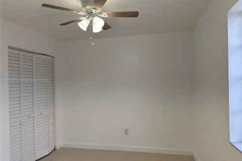 Casa en venta en Hialeah, Florida, 5 dormitorios, 200.58 m2 № 1888131 - foto 12
