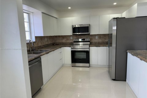 Casa en venta en Hialeah, Florida, 5 dormitorios, 200.58 m2 № 1888131 - foto 8