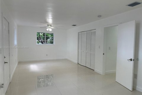 Casa en venta en Hialeah, Florida, 5 dormitorios, 200.58 m2 № 1888131 - foto 17
