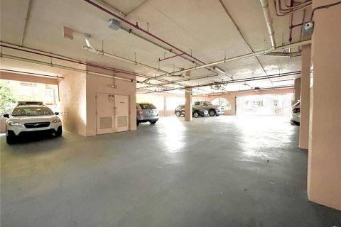 Condo in Surfside, Florida, 2 bedrooms  № 1945166 - photo 23