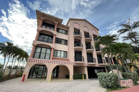 Condo in Surfside, Florida, 2 bedrooms  № 1945166 - photo 1