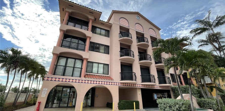Condo in Surfside, Florida, 2 bedrooms № 1945166