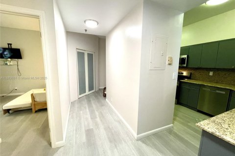 Condo in Surfside, Florida, 2 bedrooms  № 1945166 - photo 3