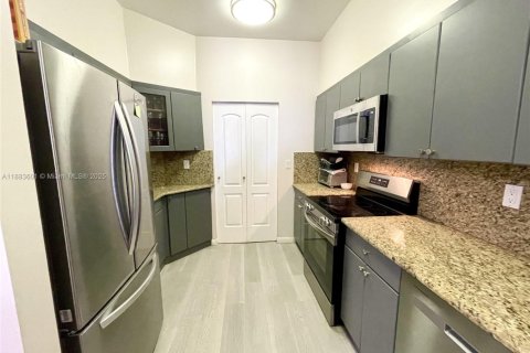 Condo in Surfside, Florida, 2 bedrooms  № 1945166 - photo 7