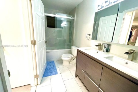 Condo in Surfside, Florida, 2 bedrooms  № 1945166 - photo 17