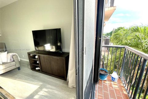Condo in Surfside, Florida, 2 bedrooms  № 1945166 - photo 12