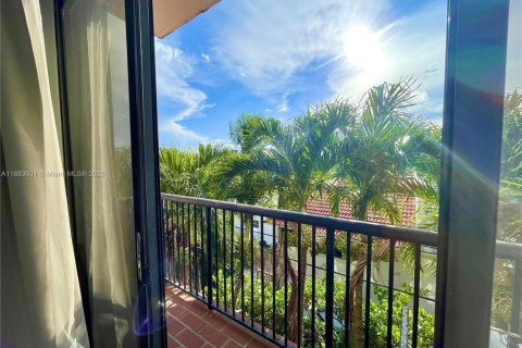Condo in Surfside, Florida, 2 bedrooms  № 1945166 - photo 13