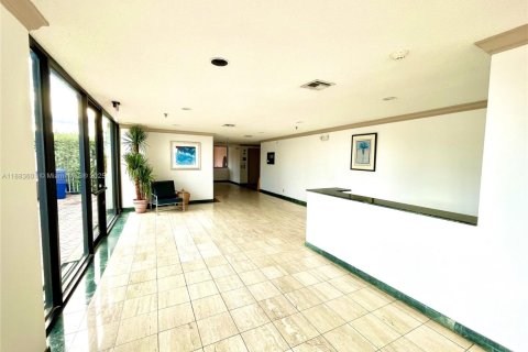 Condo in Surfside, Florida, 2 bedrooms  № 1945166 - photo 19