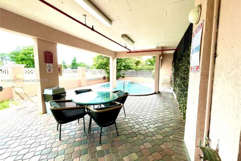 Condo in Surfside, Florida, 2 bedrooms  № 1945166 - photo 21
