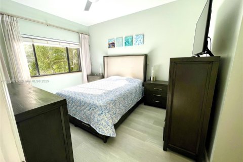 Condo in Surfside, Florida, 2 bedrooms  № 1945166 - photo 14