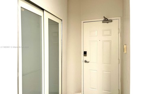 Condo in Surfside, Florida, 2 bedrooms  № 1945166 - photo 2
