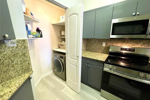 Condo in Surfside, Florida, 2 bedrooms  № 1945166 - photo 8