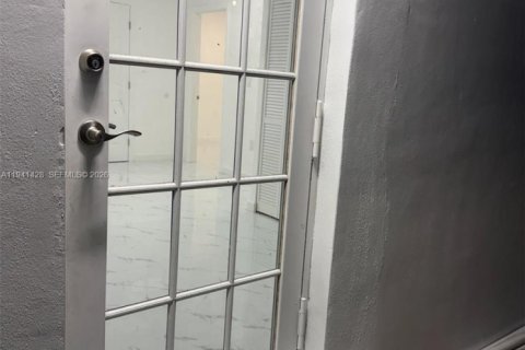 Commercial property in Miami, Florida 2 bedrooms, 74.32 sq.m. № 1998605