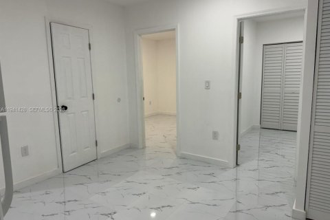 Commercial property in Miami, Florida 2 bedrooms, 74.32 sq.m. № 1998605 - photo 4