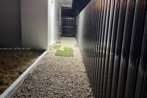 Commercial property in Miami, Florida 2 bedrooms, 74.32 sq.m. № 1998605 - photo 10