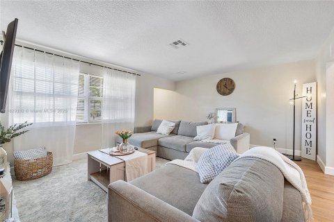 Casa en venta en Lauderdale Lakes, Florida, 3 dormitorios, 144 m2 № 1938527 - foto 3