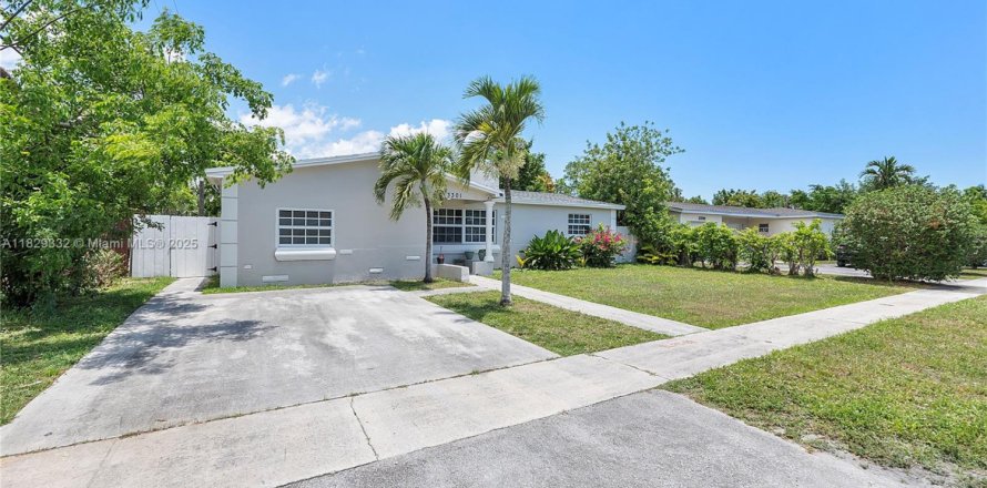 Villa ou maison à Lauderdale Lakes, Floride 3 chambres, 144 m2 № 1938527