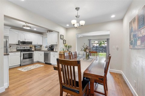 House in Lauderdale Lakes, Florida 3 bedrooms, 144 sq.m. № 1938527 - photo 6